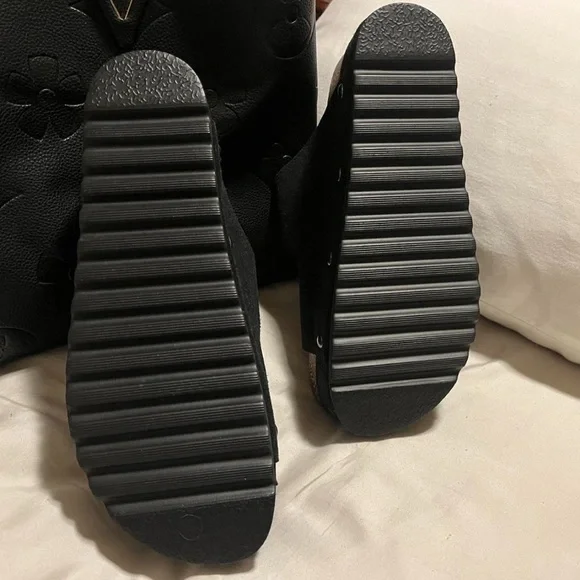 NEW! Dirty Laundry Platform Double Buckle Sandal in Faux Suede Black Sz. 38.5 - Picture 3 of 4